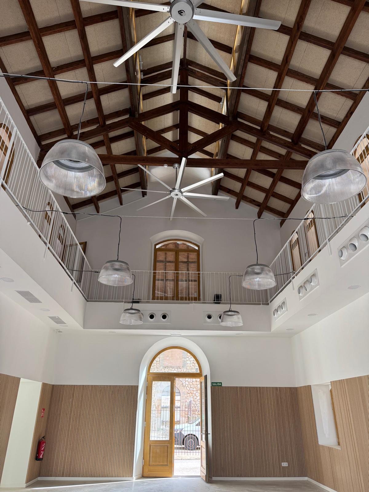 Sala principal con techo de madera y ventiladores de gran diámetro