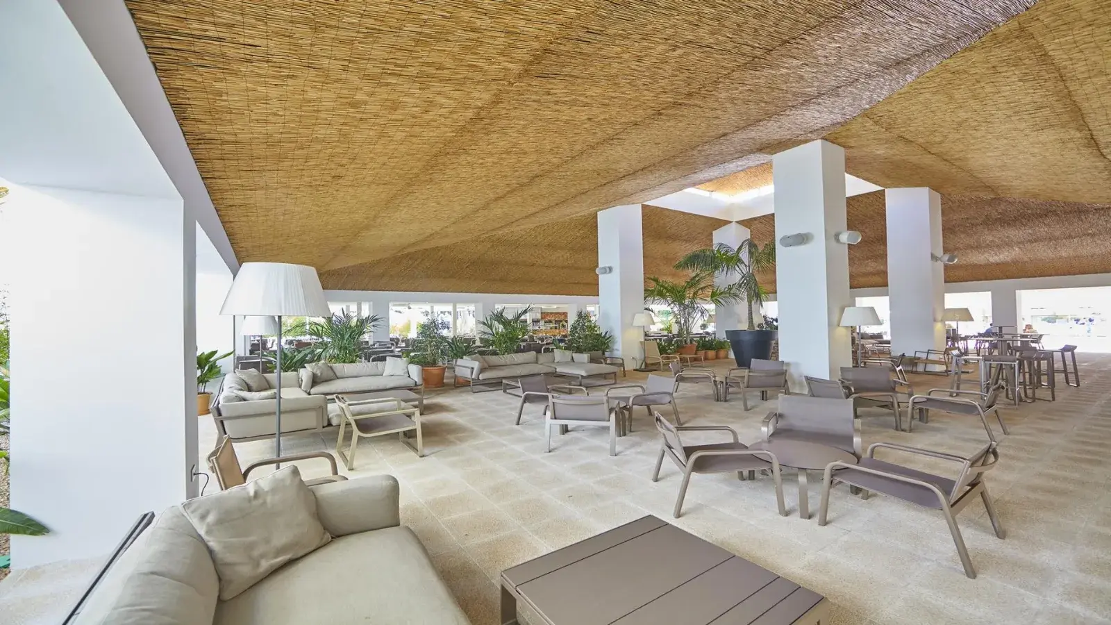 Terraza cubierta con zona de descanso del Hotel Prinsotel La Pineda