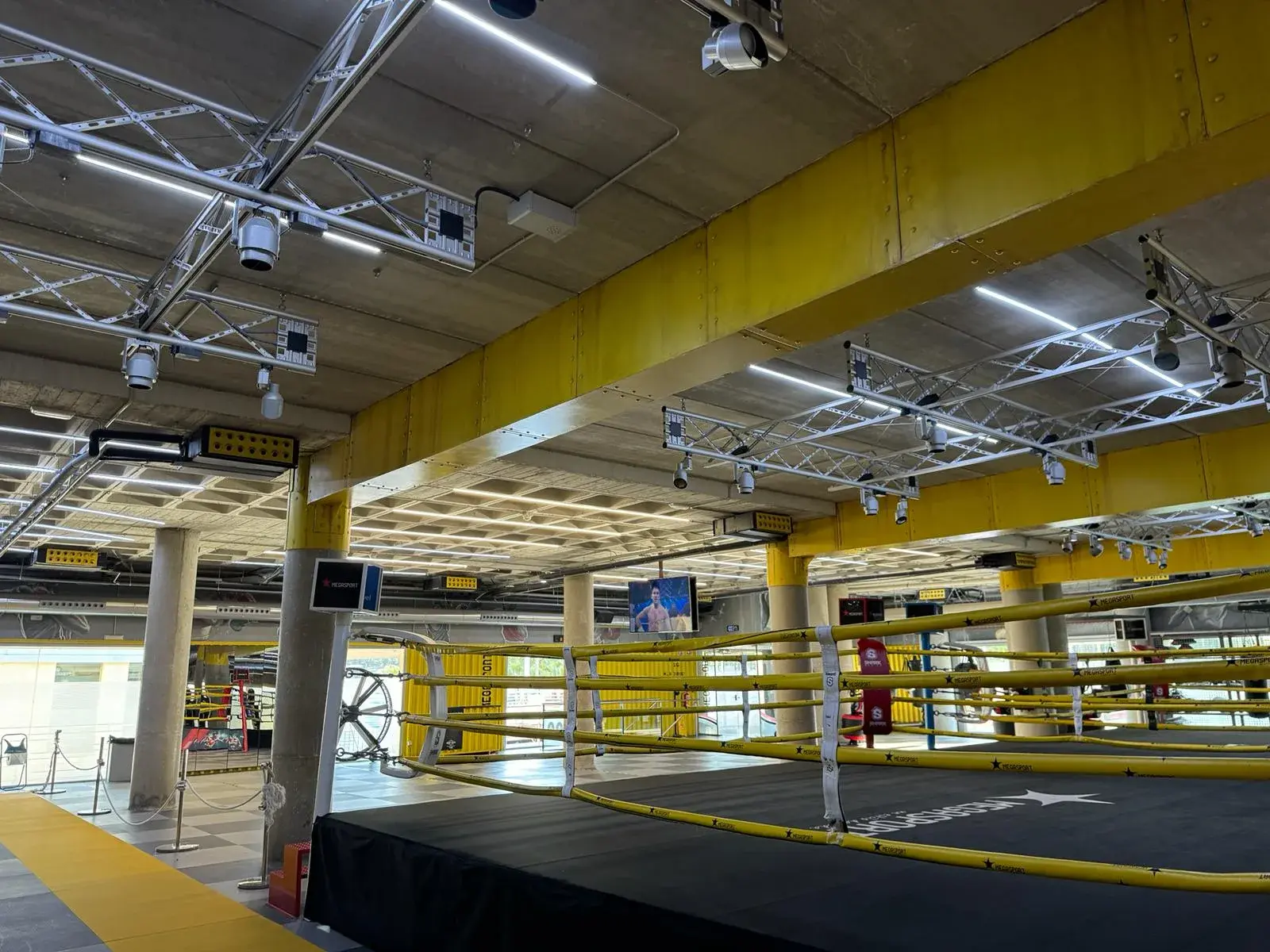 Ring de boxeo y sala de entrenamiento del complejo Megasport