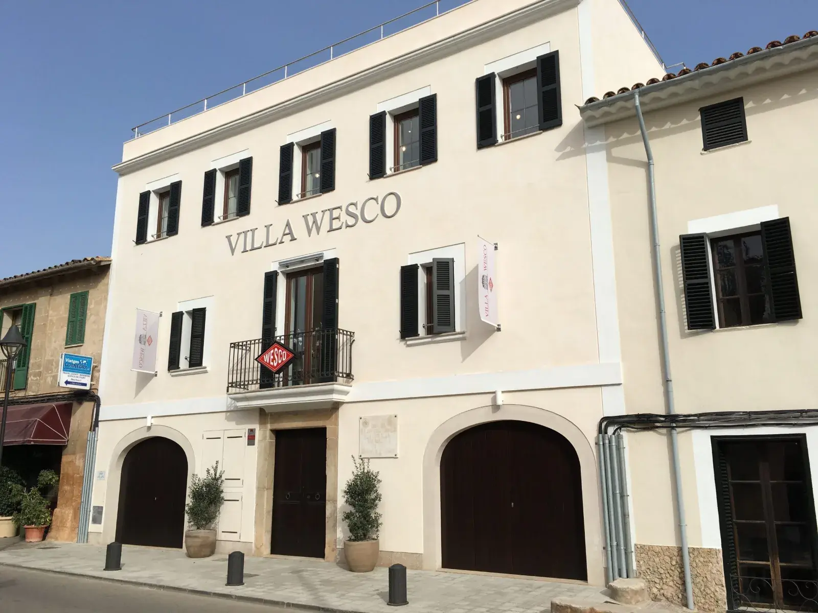 Fachada del edificio de Villa Wesco