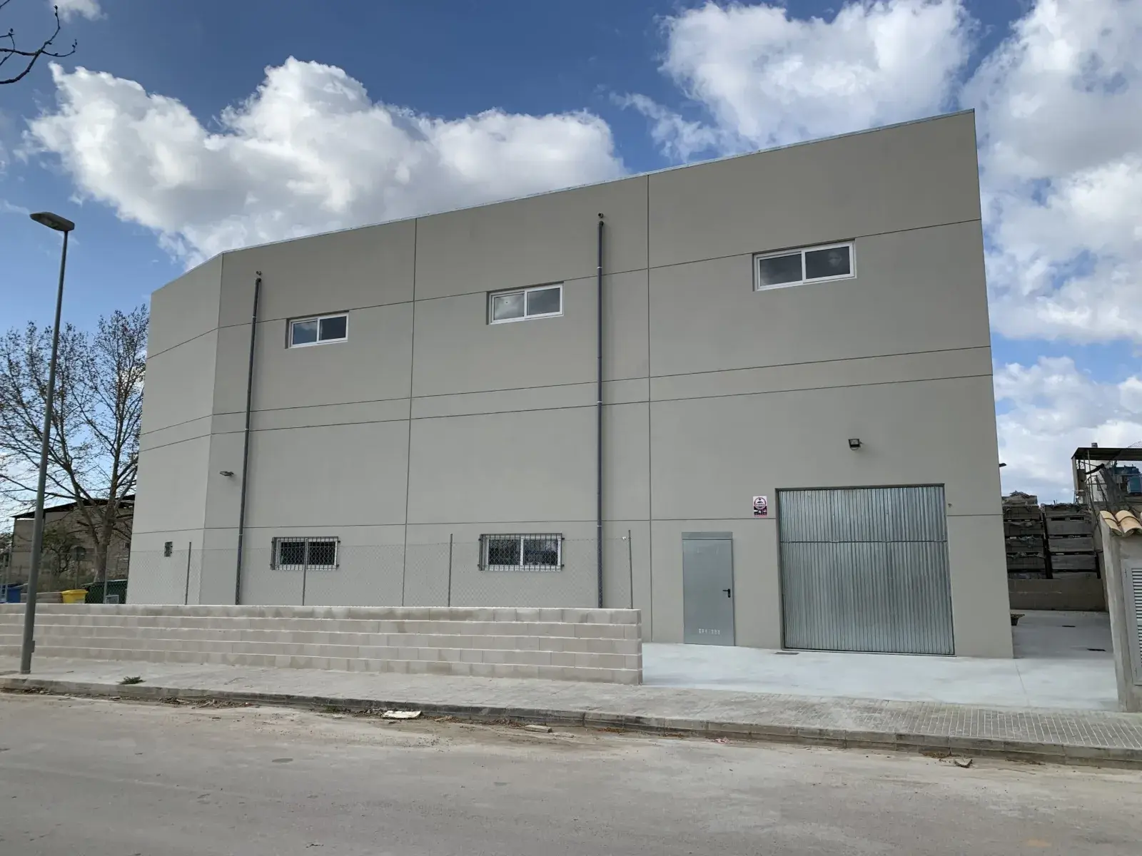 Exterior de la nave industrial textil de Teixits Riera