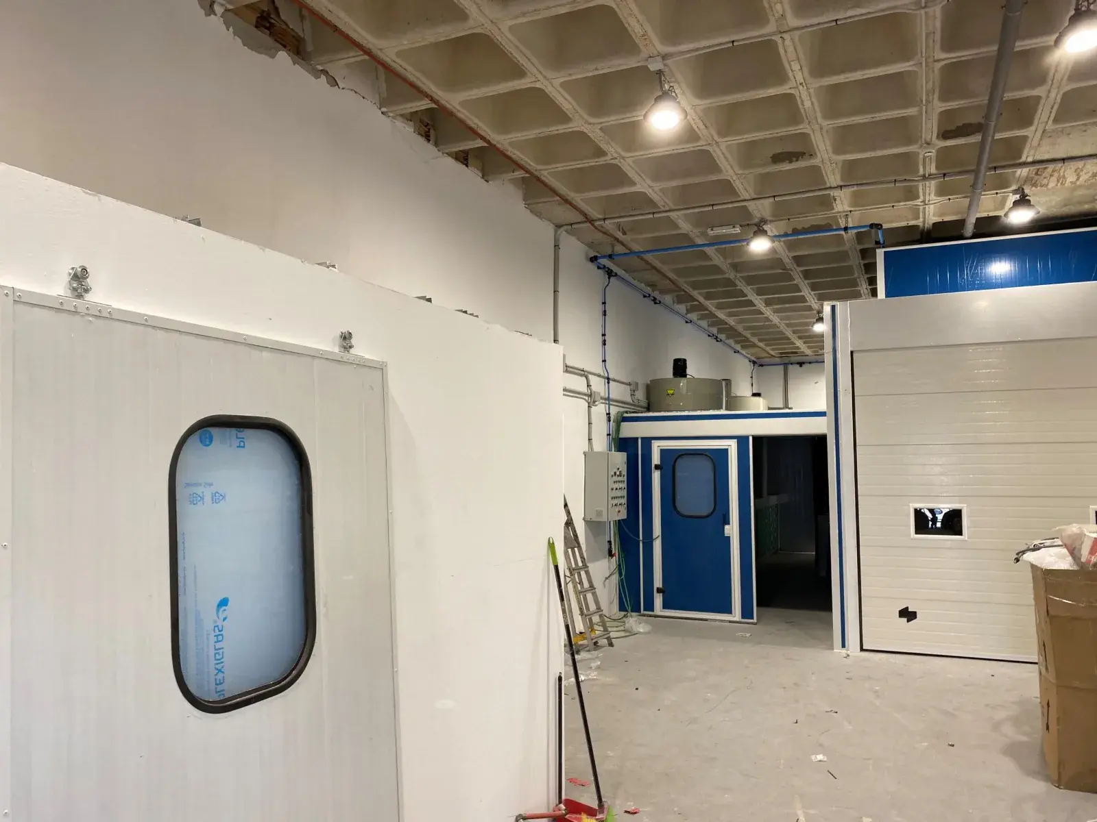 Cabina de pintado del taller de embarcaciones en obra