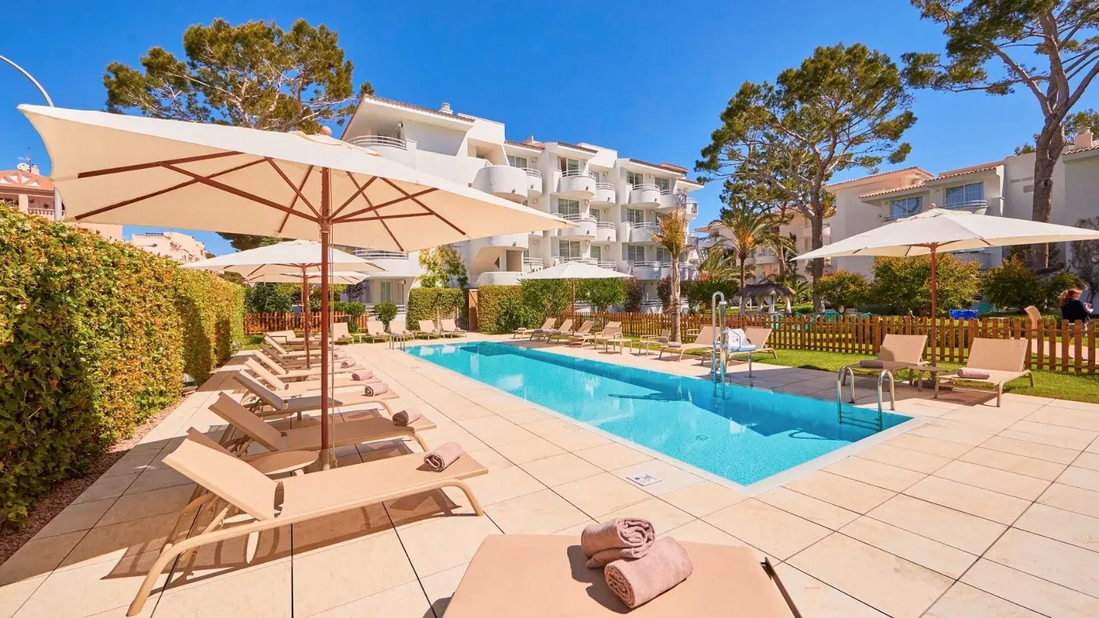 Zona de piscina y jardín del Hotel Prinsotel La Pineda