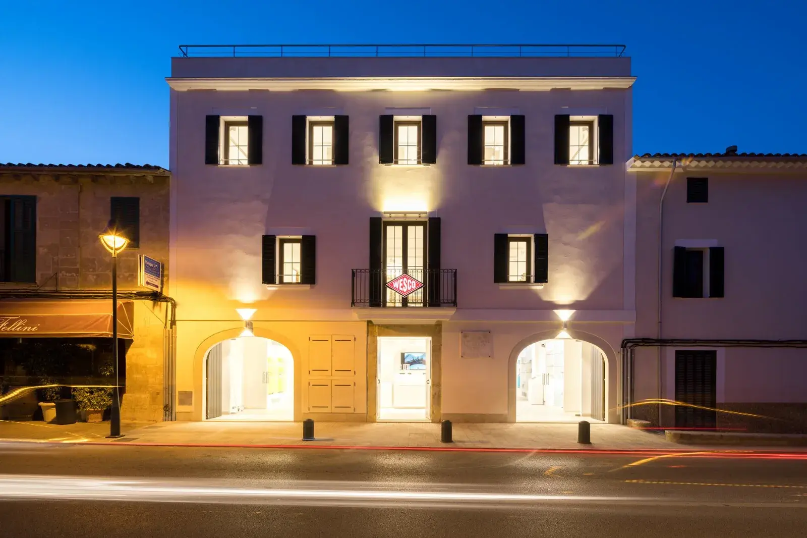 Fachada iluminada de Villa Wesco por la noche