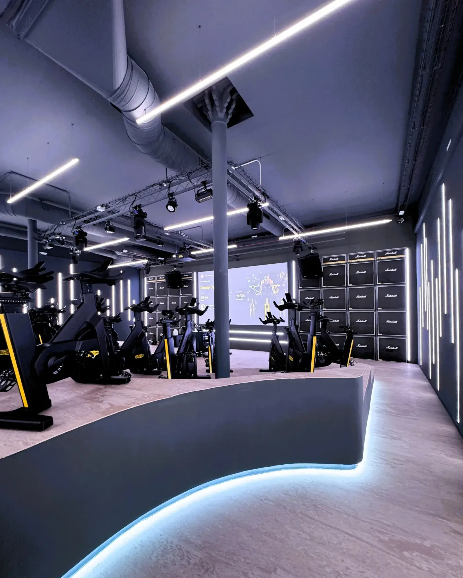 Sala de entrenamiento con iluminación LED del gimnasio Bella Hora