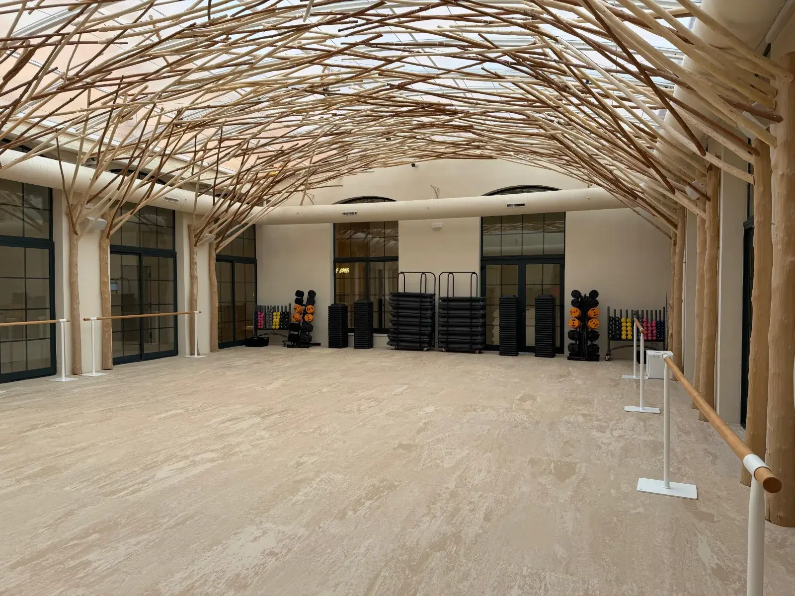 Sala diáfana con celosía de madera en un proyecto del sector terciario