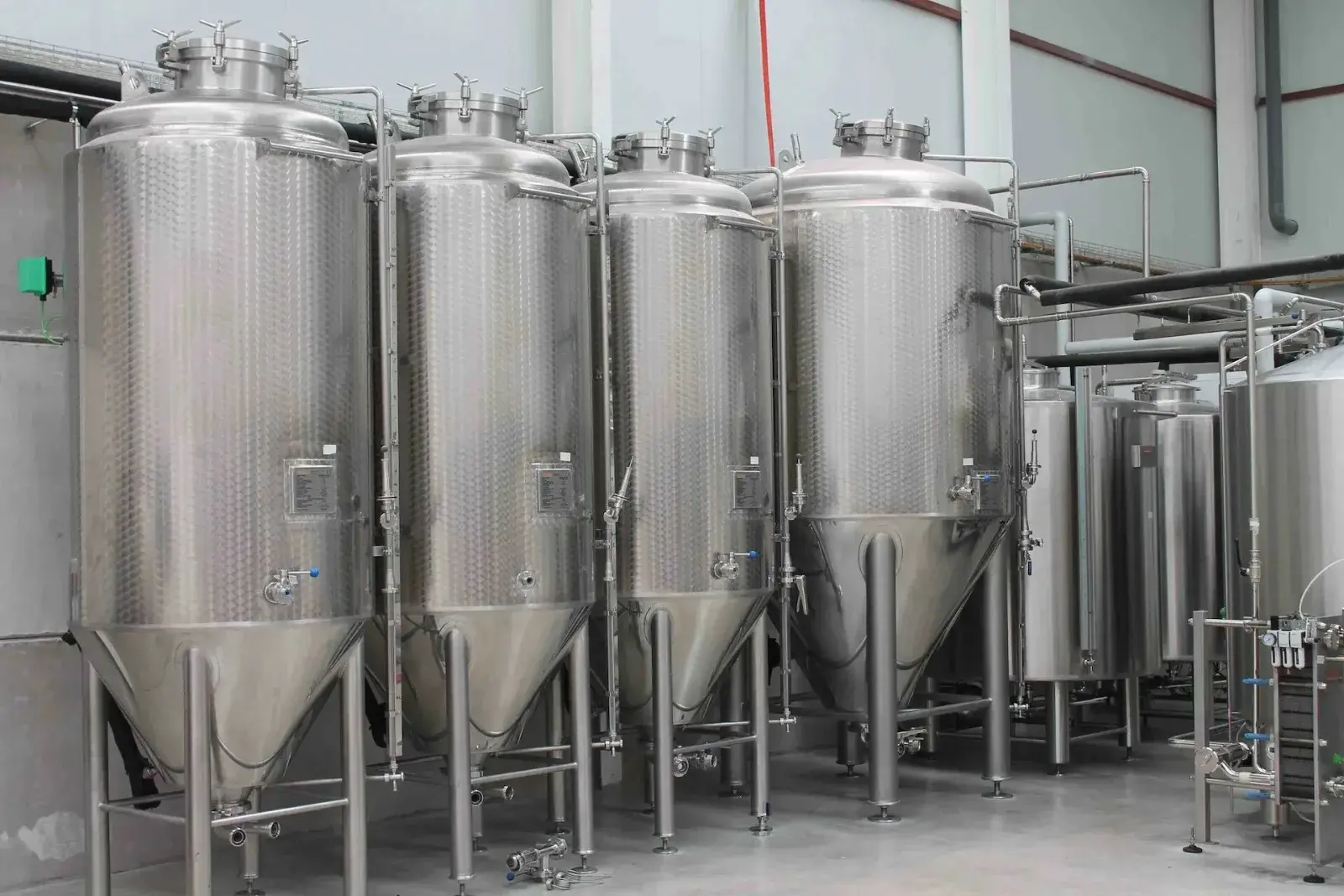 Depósitos de fermentación de la Industria Cervecera Balear 1983