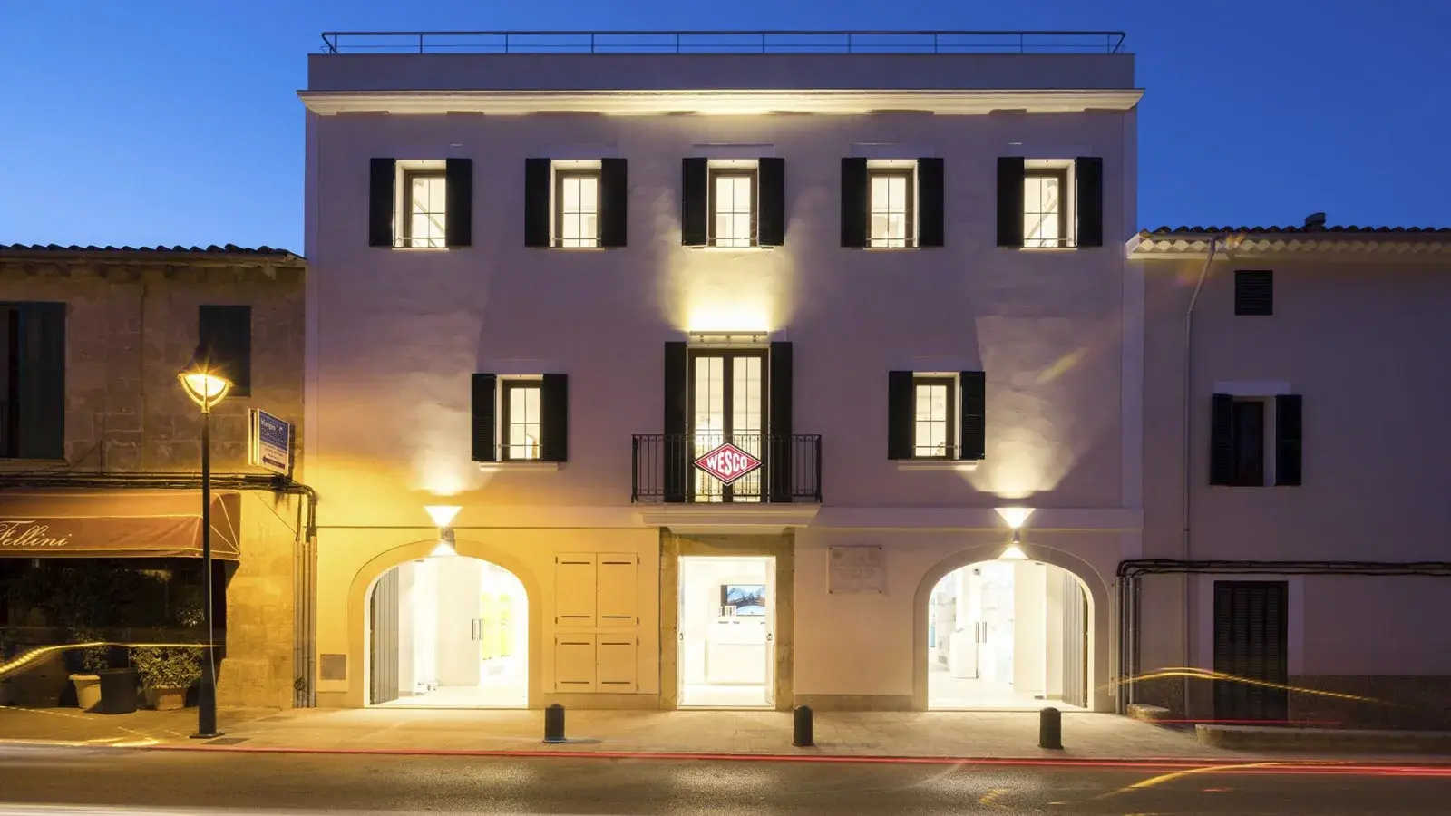 Local comercial rehabilitado con fachada iluminada