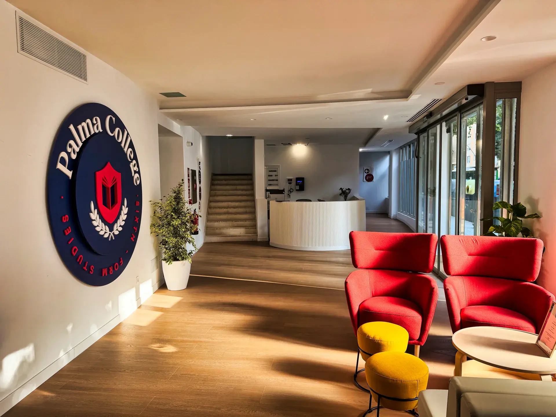 Recepción del nuevo Palma College en Palma, con el logo del centro en la pared