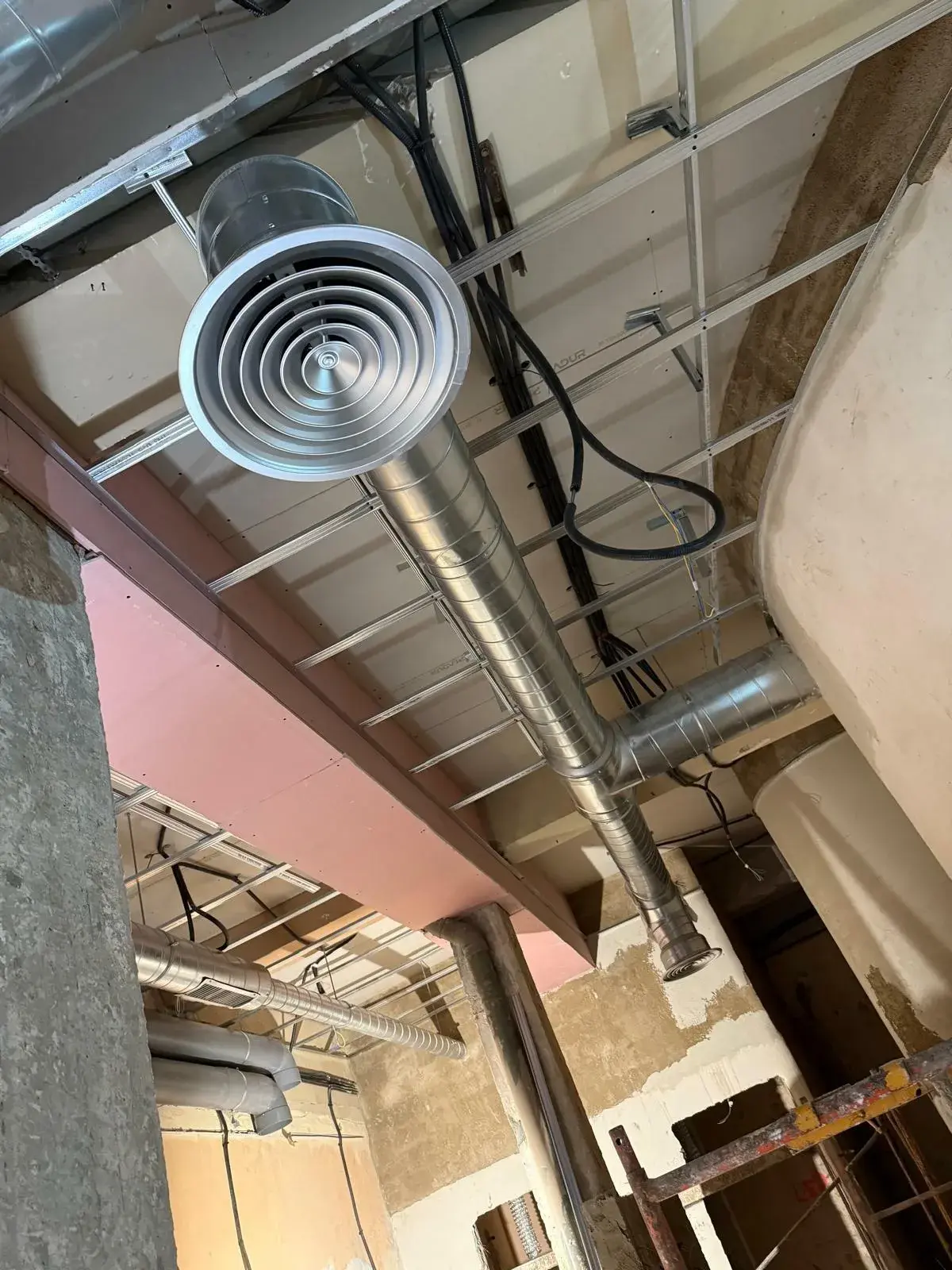 Conducto de extracción instalado en las obras de Mio Clubs